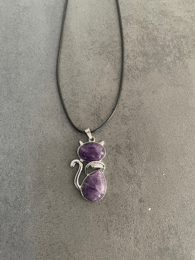 Pendentif en forme de chat en pierre d'améthyste