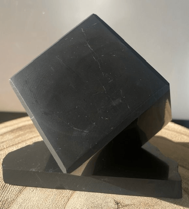 Cube 70 mm sur socle de SHUNGITE 1000 Gr de qualité AA
