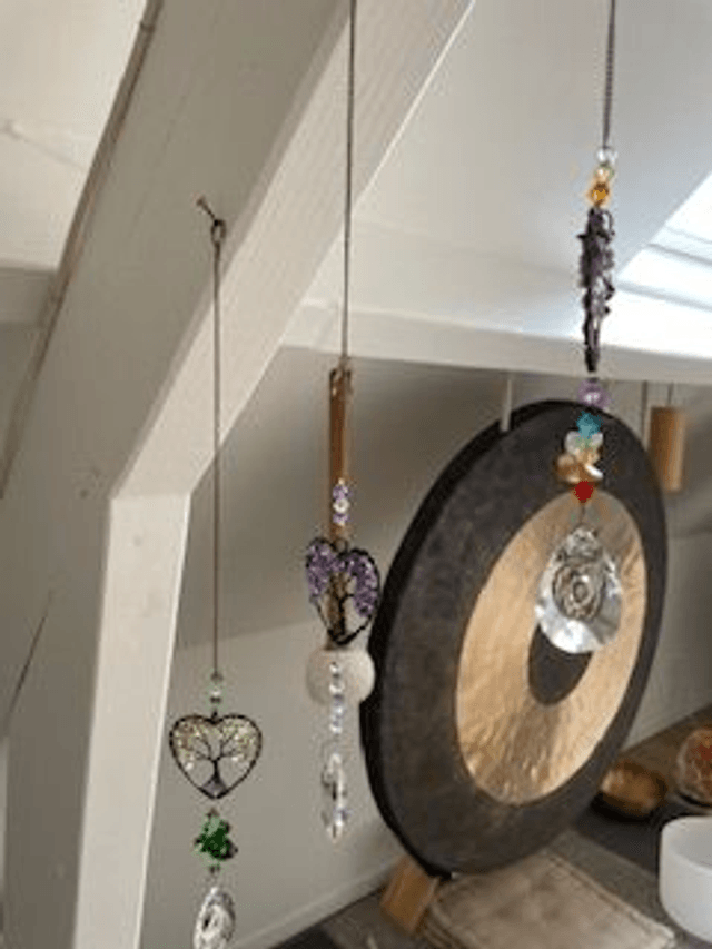 Suspension en cristal et cœur sur pierres améthyste sur arbre de vie