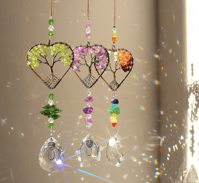 Suspension en cristal et cœur sur pierres améthyste sur arbre de vie