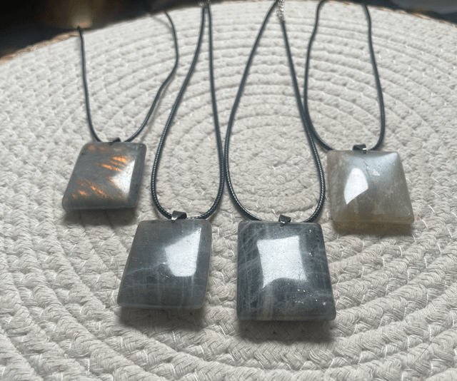 Pendentif original en Labradorite violette de Qualité AA+