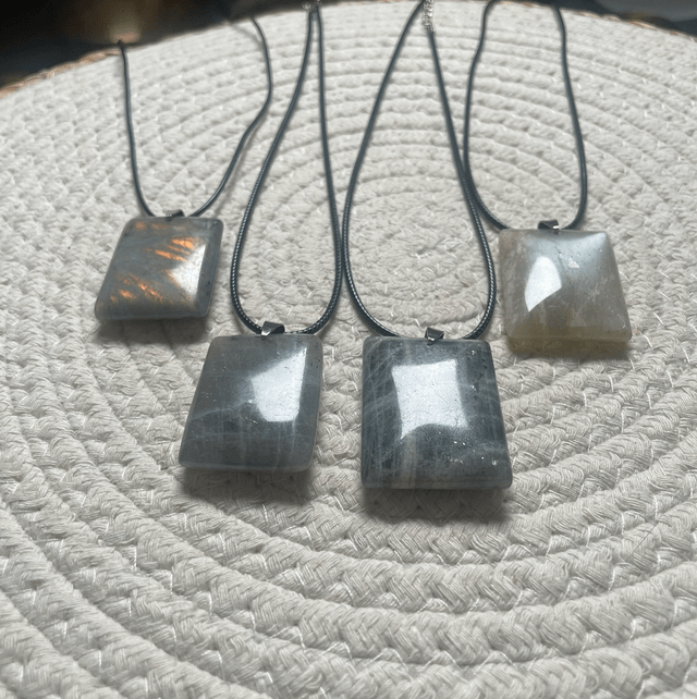 Pendentif original en Pierre de lune qualité AA