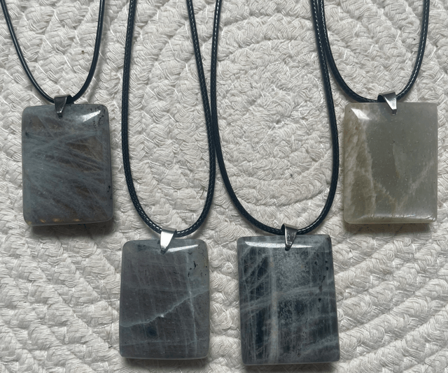 Pendentif original en Labradorite violette de Qualité AA+