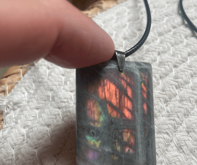 Pendentif original en Labradorite violette de Qualité AA+