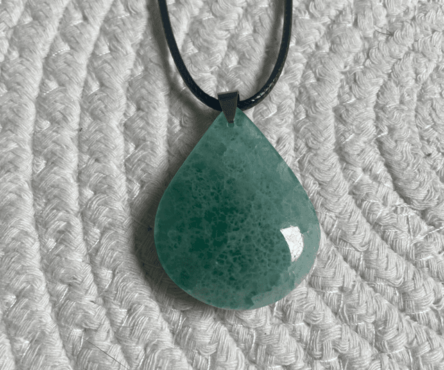 Pendentif pierre plate forme libre 40 mm Fluorine Qualité A