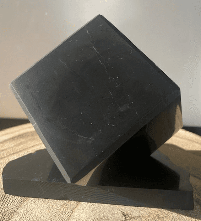 Cube 70 mm sur socle de SHUNGITE 1000 Gr de qualité AA